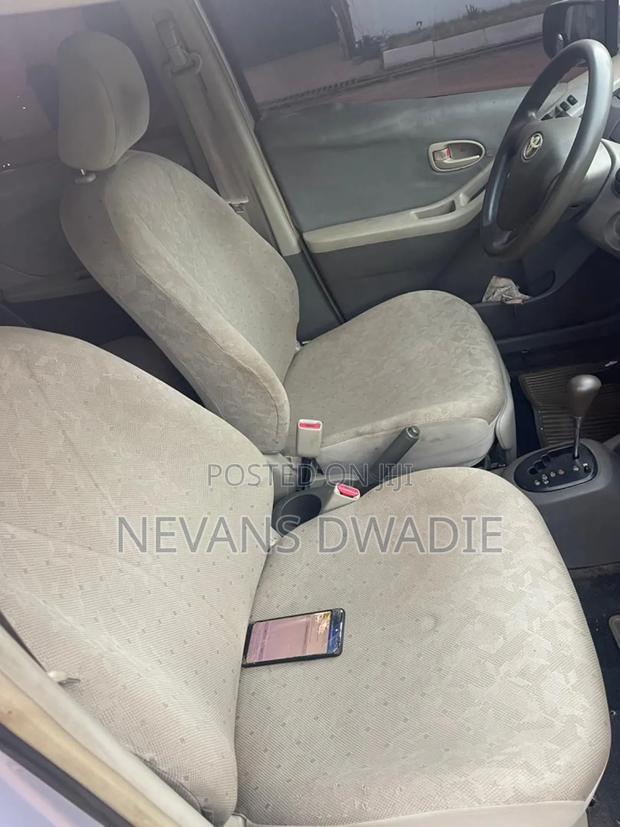 Toyota Vitz 2010 Silver