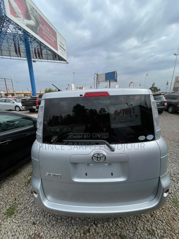 Toyota Sienta 2013 Silver