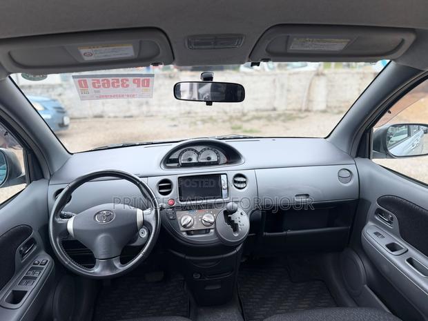 Toyota Sienta 2013 Silver