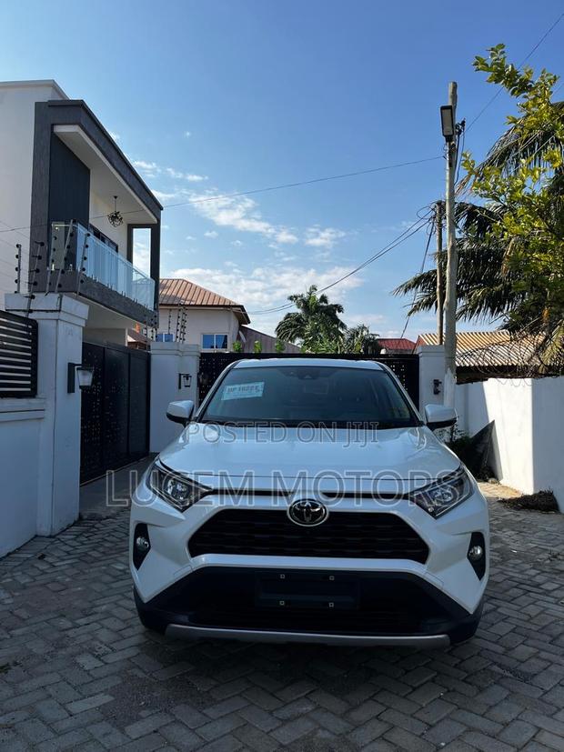 Toyota RAV4 2021 White