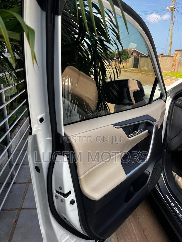 Toyota RAV4 2021 White