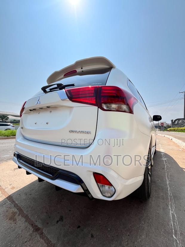 Mitsubishi Outlander 2021 White