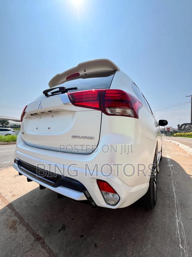 Mitsubishi Outlander 2021 White
