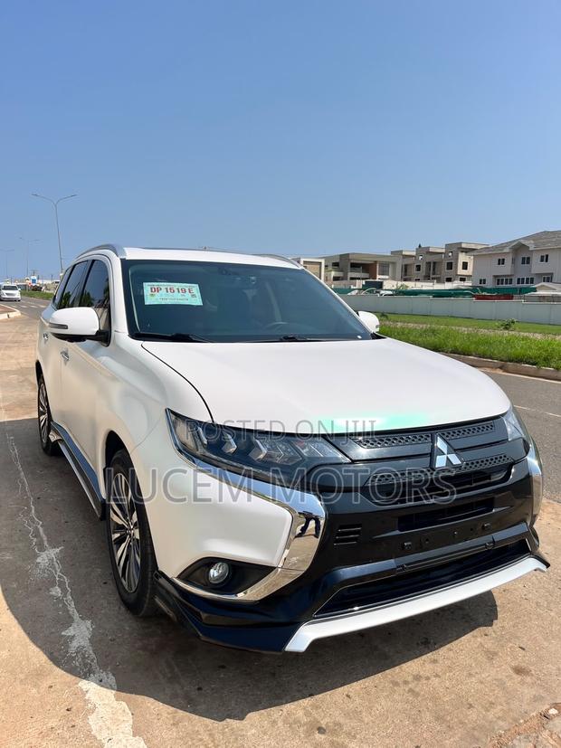 Mitsubishi Outlander 2021 White