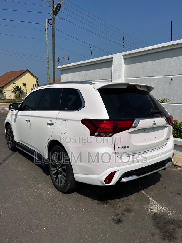 Mitsubishi Outlander 2021 White