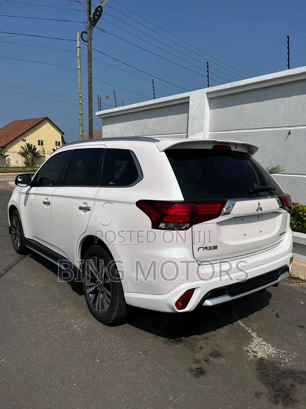 Mitsubishi Outlander 2021 White