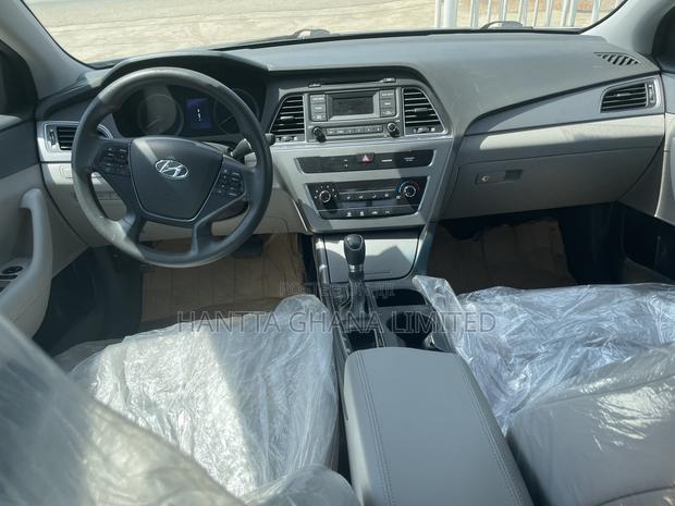 Hyundai Sonata Base Sedan FWD (2.4L 4cyl 6A) 2017 Gray
