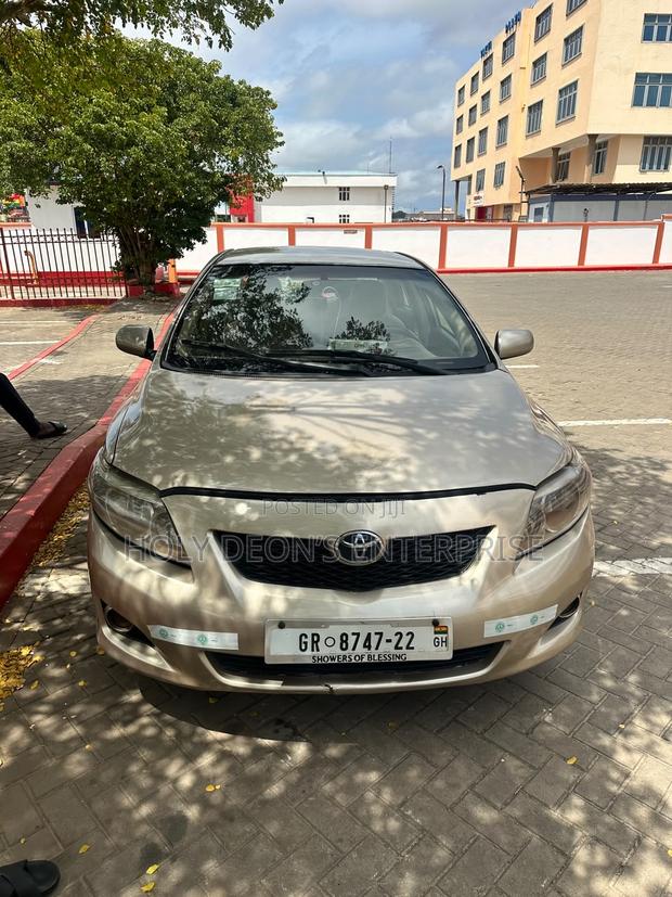 Toyota Corolla LE 4dr Sedan (1.8L 4cyl 4A) 2010 Gold