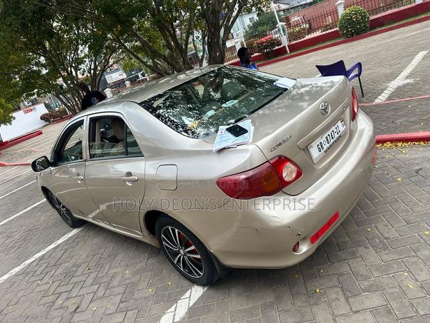 Toyota Corolla LE 4dr Sedan (1.8L 4cyl 4A) 2010 Gold