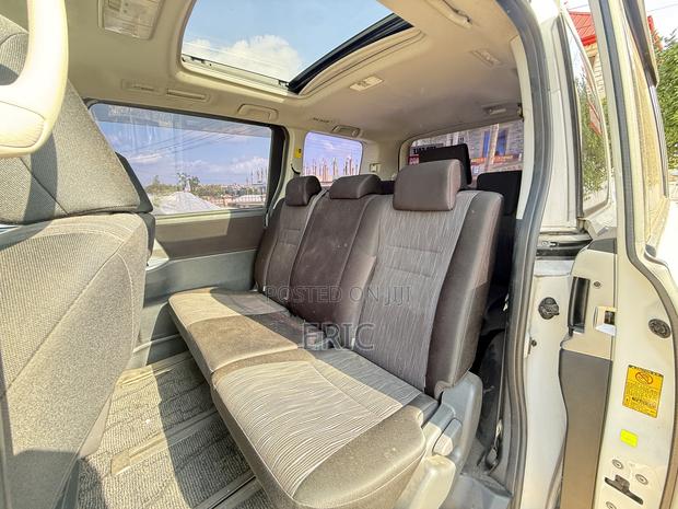 Toyota Voxy X 2WD 8-Seater 2010 White