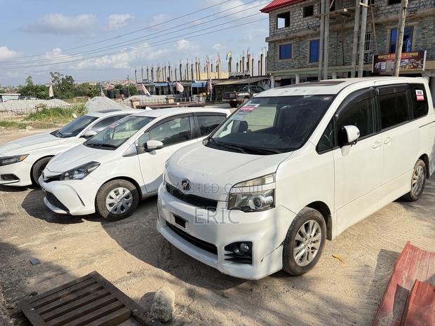 Toyota Voxy X 2WD 8-Seater 2010 White
