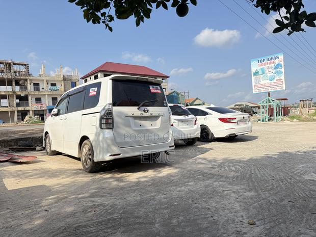 Toyota Voxy X 2WD 8-Seater 2010 White