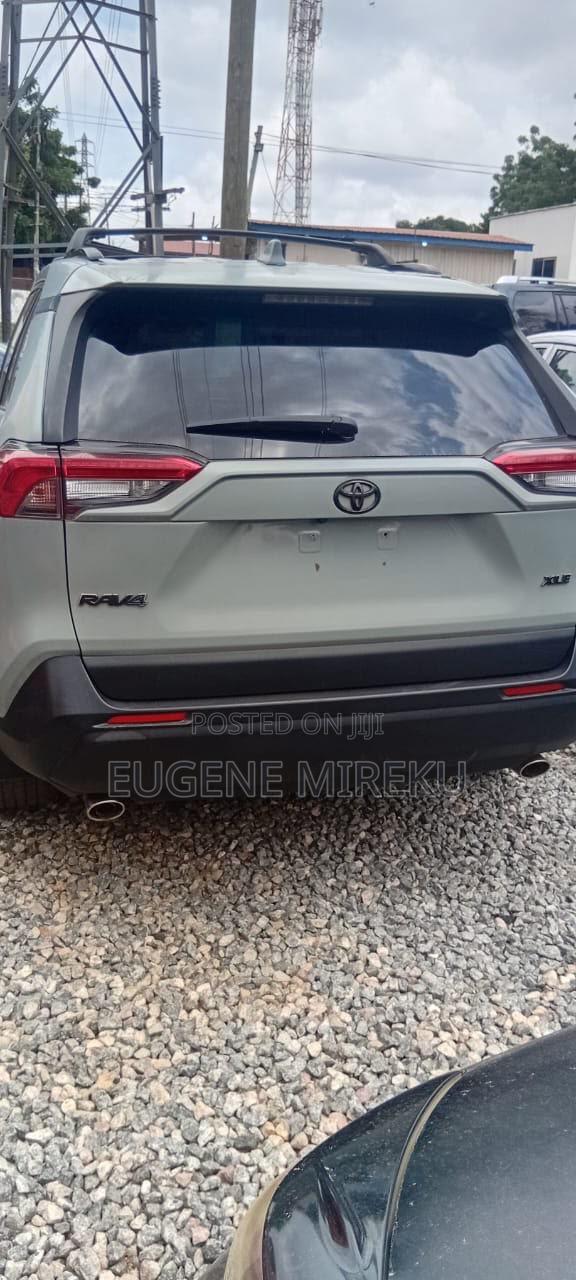 Toyota RAV4 XLE FWD 2020 Blue