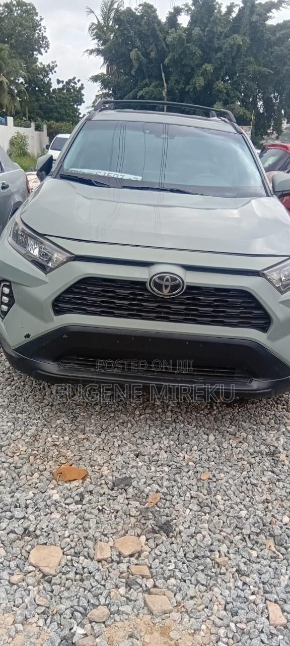 Toyota RAV4 XLE FWD 2020 Blue
