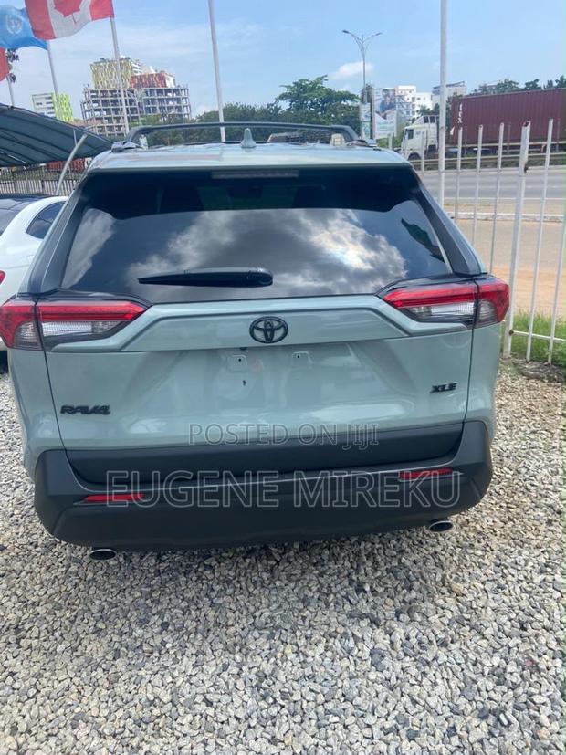 Toyota RAV4 XLE FWD 2020 Blue