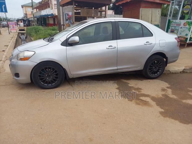 Toyota Yaris Base Sedan 4dr 2010 Silver
