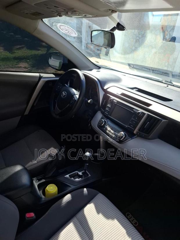 Toyota RAV4 XLE AWD (2.5L 4cyl 6A) 2013 White