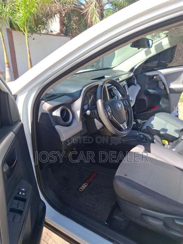 Toyota RAV4 XLE AWD (2.5L 4cyl 6A) 2013 White