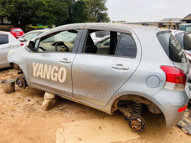 Toyota Vitz 2010 Silver
