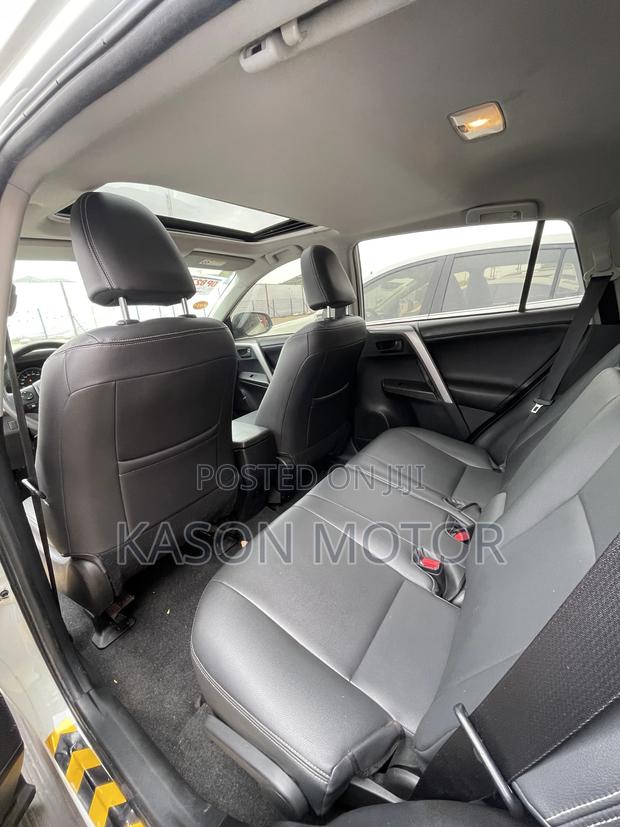 Toyota RAV4 XLE AWD 2019 White