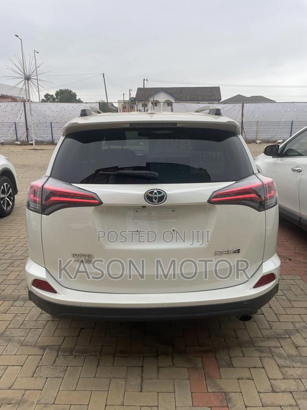 Toyota RAV4 XLE AWD 2019 White