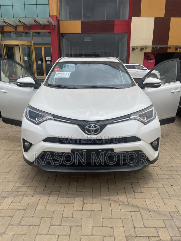 Toyota RAV4 XLE AWD 2019 White