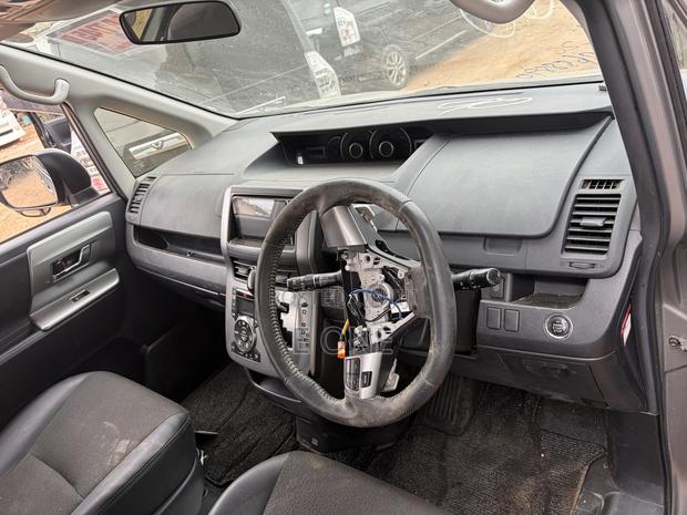 Toyota Voxy V 2WD 8-Seater 2012