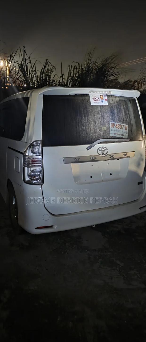 Toyota Voxy 2013 White