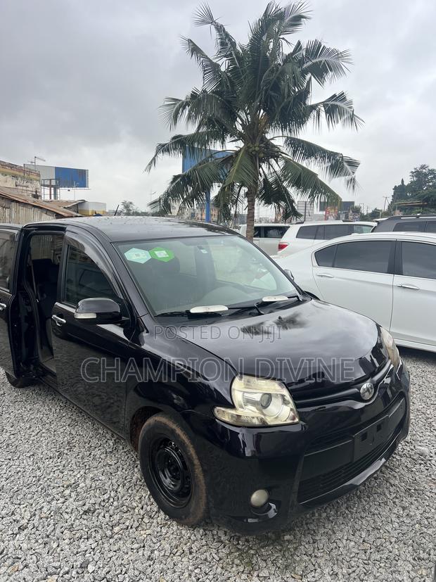 Toyota Sienta 2014 Brown