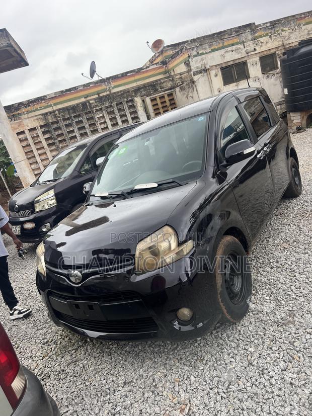 Toyota Sienta 2014 Brown