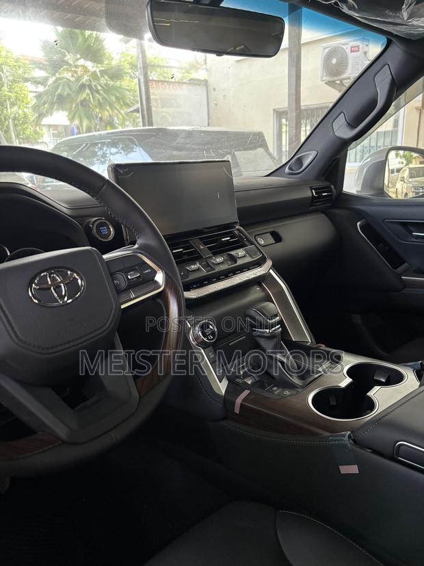 New Toyota Land Cruiser LC300 2024 White