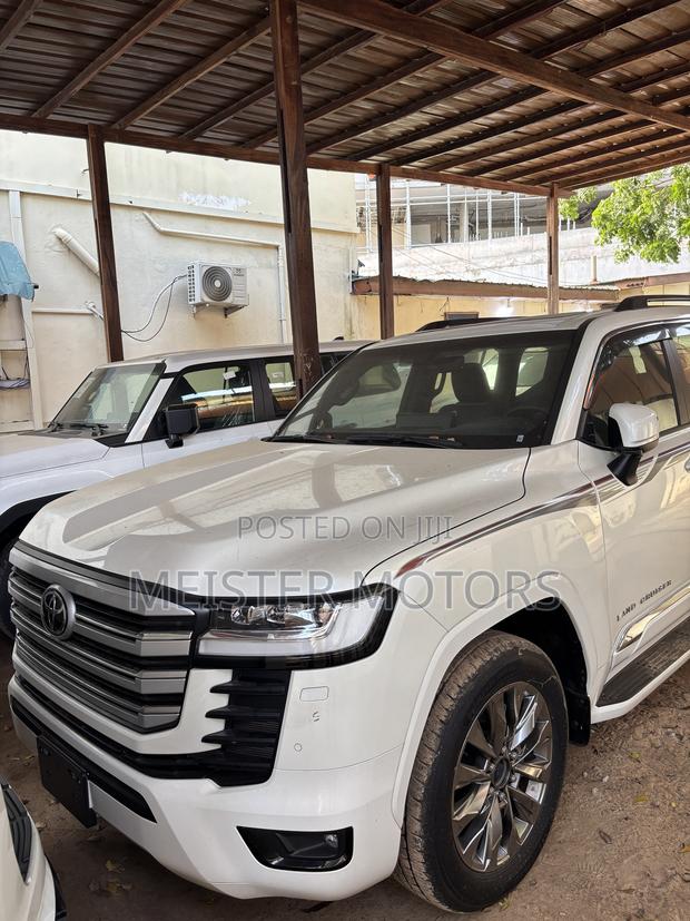 New Toyota Land Cruiser LC300 2024 White