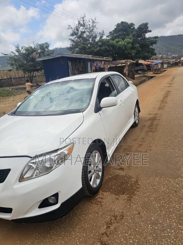 Toyota Corolla 2010 White