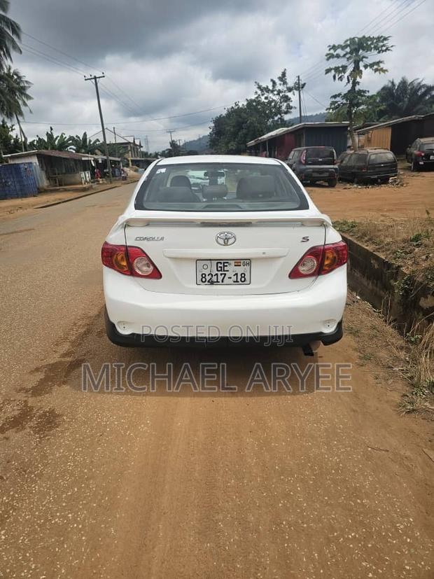 Toyota Corolla 2010 White