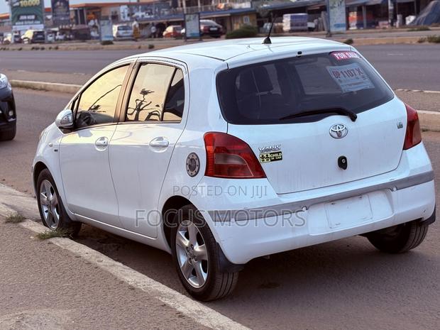 Toyota Yaris Base Hatchback 5dr 2010 White