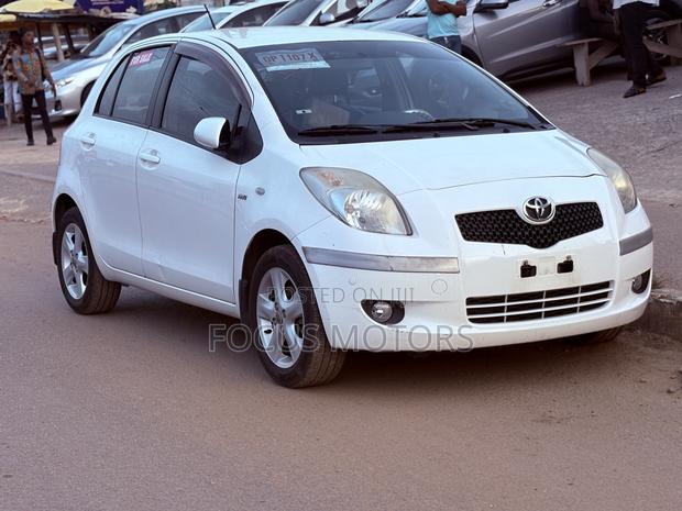Toyota Yaris Base Hatchback 5dr 2010 White
