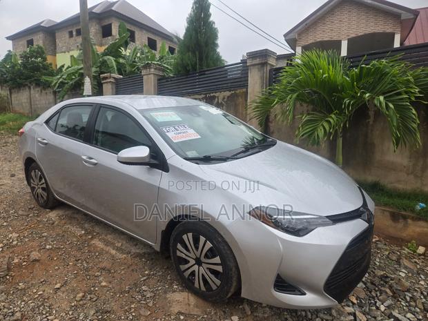 Toyota Corolla SE (1.8L 4cyl 2A) 2018 Silver