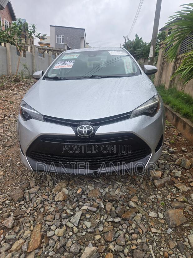 Toyota Corolla SE (1.8L 4cyl 2A) 2018 Silver