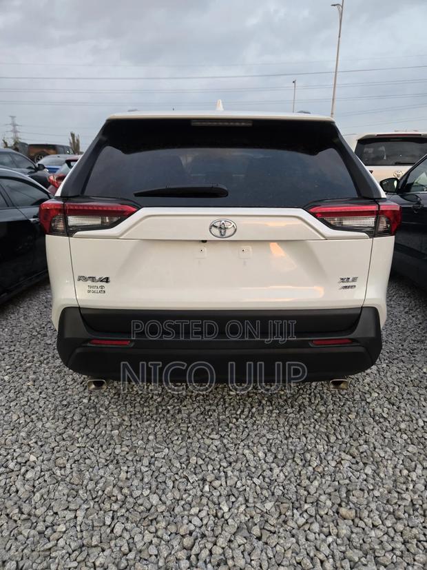 Toyota RAV4 2021 White