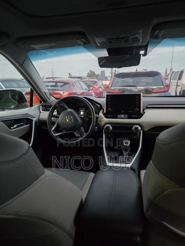 Toyota RAV4 2021 White