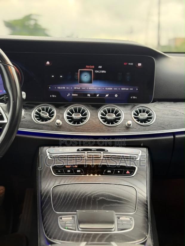 Mercedes-Benz E200 2023 White