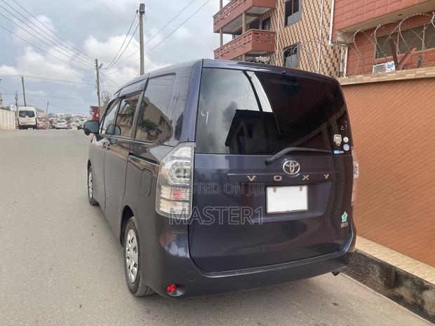 Toyota Voxy 2010 Purple