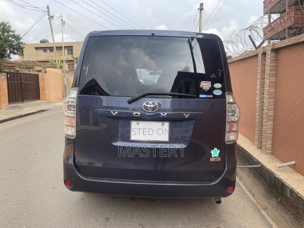 Toyota Voxy 2010 Purple