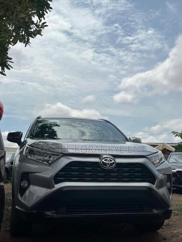 Toyota RAV4 XLE AWD 2020 Silver