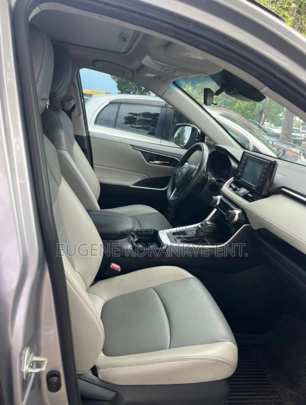 Toyota RAV4 XLE AWD 2020 Silver