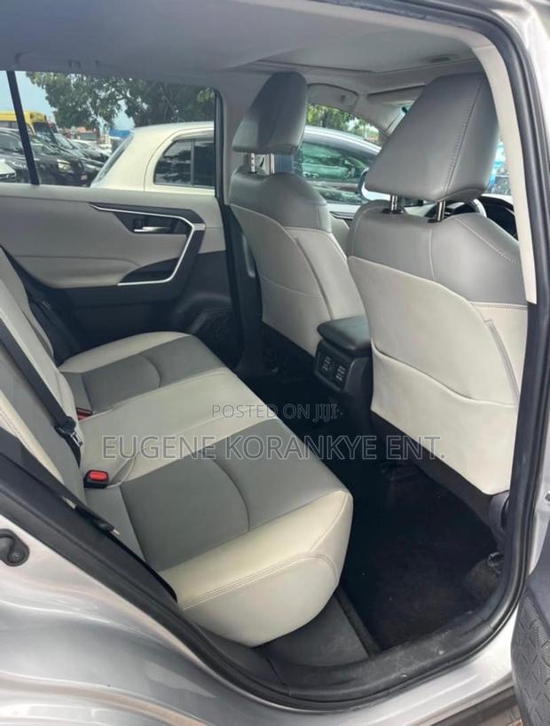 Toyota RAV4 XLE AWD 2020 Silver