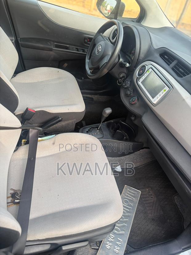 Toyota Vitz 1.3 AWD 5dr 2012 Silver