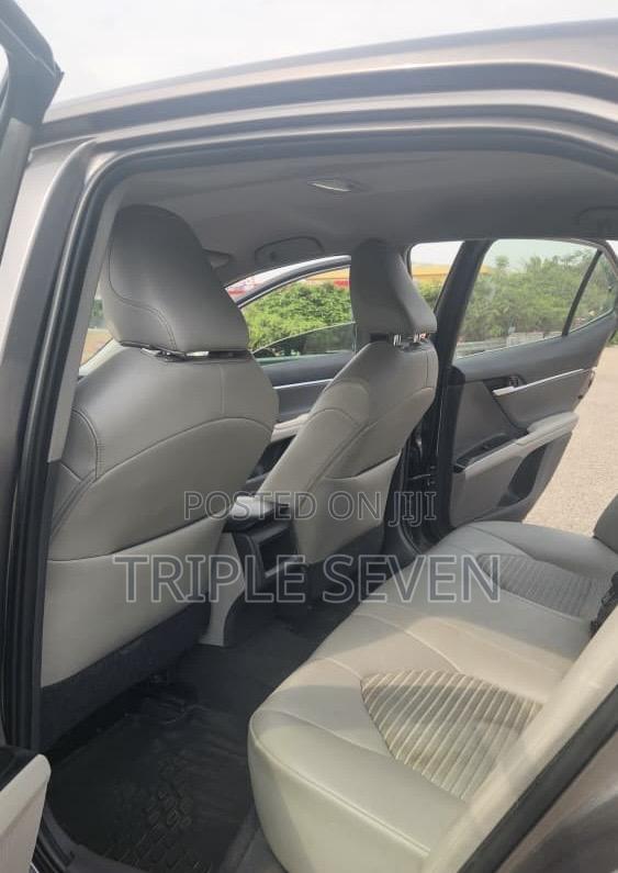 Toyota Camry SE FWD (2.5L 4cyl 8AM) 2018 Gray