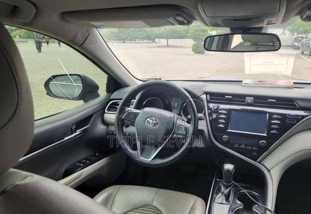 Toyota Camry SE FWD (2.5L 4cyl 8AM) 2018 Gray