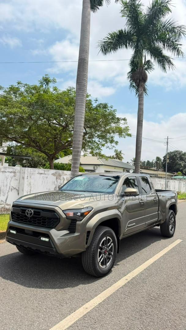 Toyota Tacoma 2024 Gold